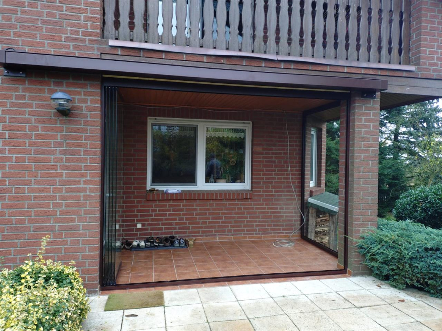 Terrassenverglasung in Stendal: Sauberes Einbinden in die Bestandsdecke und geschlossene Markisen-Kassette.